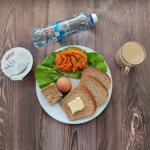 Dieta podstawowa Kawa zbożowa z mlekiem Owsianka z jabłkami Chleb mieszany pszenno-żytni Masło extra Szynka tostowa Ser żółty Pomidor Woda źródlana Sałata zielona